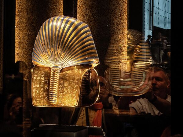 La máscara funeraria dorada del antiguo faraón egipcio Tutankamón se exhibe en el Gran Museo Egipcio, en Guiza, Egipto, el 8 de noviembre de 2025. El Gran Museo Egipcio, inaugurado oficialmente el 1 de noviembre, exhibe decenas de miles de artefactos en un solo lugar. Por primera vez desde el descubrimiento de la tumba del faraón en 1922, incluyendo la colección completa de 5.000 objetos hallados con Tutankamón. La máscara funeraria dorada del antiguo faraón egipcio Tutankamón se exhibe en el Gran Museo Egipcio, en Guiza, Egipto, el 8 de noviembre de 2025. El Gran Museo Egipcio, inaugurado oficialmente el 1 de noviembre, exhibe decenas de miles de artefactos en un solo lugar. Por primera vez desde el descubrimiento de la tumba del faraón en 1922, incluyendo la colección completa de 5.000 objetos hallados con Tutankamón. - Sputnik Mundo