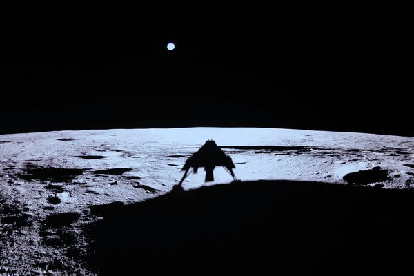 La sombra del módulo lunar privado Blue Ghost se ve en la superficie de la luna después de alunizar con una entrega especial para la NASA, el 2 de marzo de 2025. La sombra del módulo lunar privado Blue Ghost se ve en la superficie de la luna después de alunizar con una entrega especial para la NASA, el 2 de marzo de 2025. - Sputnik Mundo