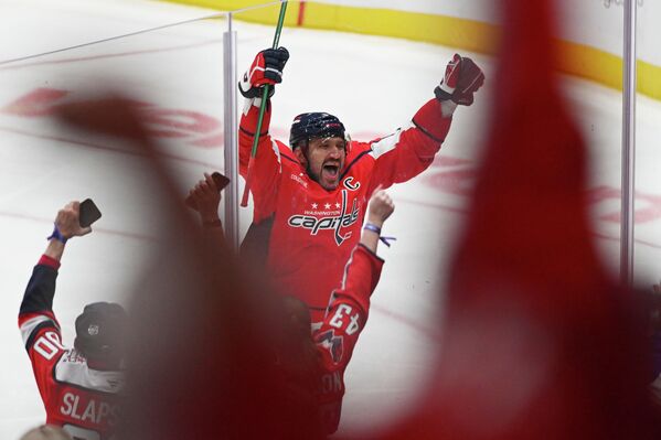 El extremo izquierdo de los Washington Capitals (equipo profesional de hockey), Alexandr Ovechkin, celebra su gol número 900 en su carrera en la Liga Nacional de Hockey contra los St. Louis Blues, durante el segundo período de un partido, en Washington, el 5 de noviembre de 2025. El extremo izquierdo de los Washington Capitals (equipo profesional de hockey), Alexandr Ovechkin, celebra su gol número 900 en su carrera en la Liga Nacional de Hockey contra los St. Louis Blues, durante el segundo período de un partido, en Washington, el 5 de noviembre de 2025. - Sputnik Mundo