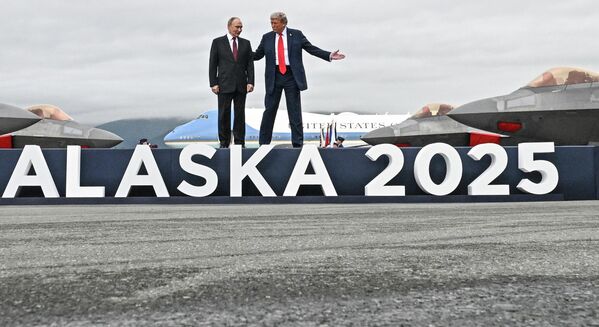 El presidente ruso, Vladímir Putin, y el mandatario estadounidense, Donald Trump, durante una reunión en la base militar Elmendorf-Richardson en Alaska. El presidente ruso, Vladímir Putin, y el mandatario estadounidense, Donald Trump, durante una reunión en la base militar Elmendorf-Richardson en Alaska. - Sputnik Mundo