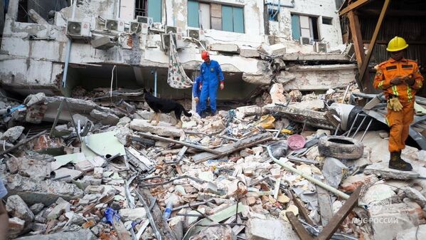 Un empleado del Ministerio de Situaciones de Emergencia de Rusia está respondiendo a las consecuencias del terremoto en Birmania. El 28 de marzo de 2025, un terremoto de magnitud 7,7 sacudió el país, causando destrucción generalizada y pérdida de vidas. También se registraron temblores en Tailandia, Bangladés, Laos, China e India. Un empleado del Ministerio de Situaciones de Emergencia de Rusia está respondiendo a las consecuencias del terremoto en Birmania. El 28 de marzo de 2025, un terremoto de magnitud 7,7 sacudió el país, causando destrucción generalizada y pérdida de vidas. También se registraron temblores en Tailandia, Bangladés, Laos, China e India. - Sputnik Mundo