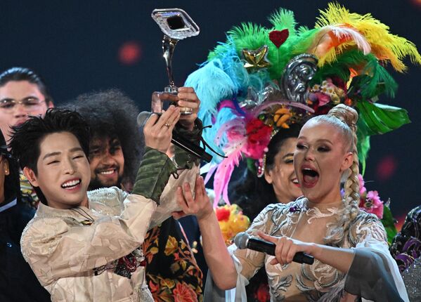 Duc Phuc, cantante de Vietnam, ganador del concurso internacional de música Intervisión y Nastia Krávchenko, la cantante de Bielorrusia. Duc Phuc, cantante de Vietnam, ganador del concurso internacional de música Intervisión y Nastia Krávchenko, la cantante de Bielorrusia. - Sputnik Mundo