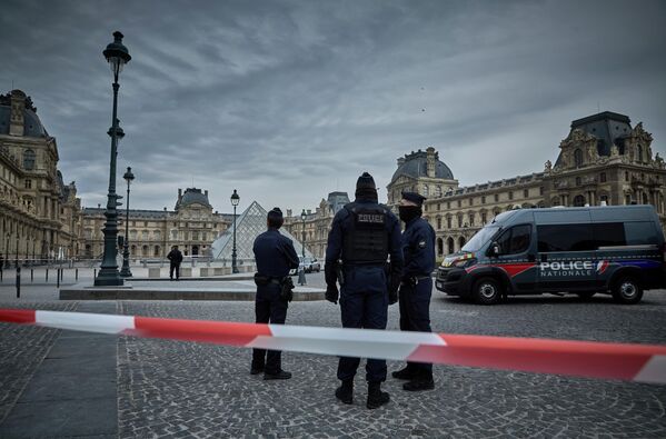 La Policía francesa acordonó la entrada del museo del Louvre tras un robo ocurrido en París, Francia, el 19 de octubre de 2025. Se informó del robo de joyas históricas valoradas en millones de euros, pertenecientes a Napoleón y la Emperatriz Josefina. La Policía francesa acordonó la entrada del museo del Louvre tras un robo ocurrido en París, Francia, el 19 de octubre de 2025. Se informó del robo de joyas históricas valoradas en millones de euros, pertenecientes a Napoleón y la Emperatriz Josefina. - Sputnik Mundo