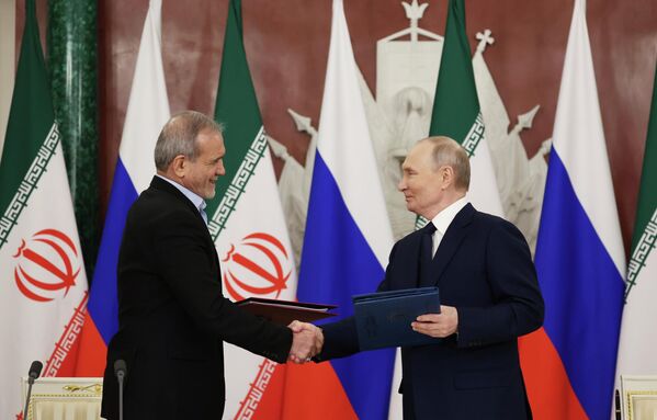El presidente ruso, Vladímir Putin, y el mandatario iraní, Masud Pezeshkián, durante la firma del acuerdo de asociación estratégica integral entre Rusia e Irán, el 17 de enero de 2025. El presidente ruso, Vladímir Putin, y el mandatario iraní, Masud Pezeshkián, durante la firma del acuerdo de asociación estratégica integral entre Rusia e Irán, el 17 de enero de 2025. - Sputnik Mundo