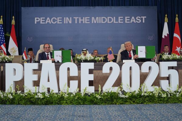 El presidente de EEUU, Donald Trump, y el mandatario de Egipto, Abdelfatá Sisi, sostienen documentos firmados durante una cumbre para apoyar el fin de la guerra de más de dos años entre Israel y Hamás en Gaza, después de un acuerdo revolucionario de alto el fuego, en la ciudad de Sharm el Sheij, Egipto, el 13 de octubre de 2025. El presidente de EEUU, Donald Trump, y el mandatario de Egipto, Abdelfatá Sisi, sostienen documentos firmados durante una cumbre para apoyar el fin de la guerra de más de dos años entre Israel y Hamás en Gaza, después de un acuerdo revolucionario de alto el fuego, en la ciudad de Sharm el Sheij, Egipto, el 13 de octubre de 2025. - Sputnik Mundo