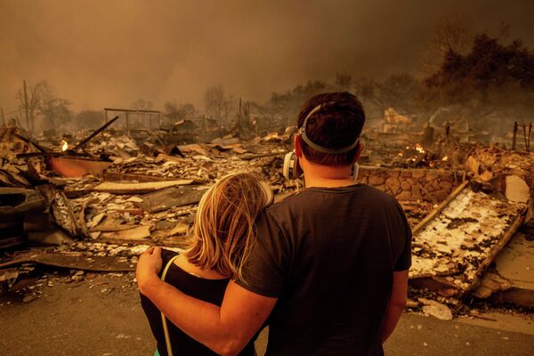 Megan Mantia (fotógrafa y productora estadounidense) y su novio Thomas regresan a la casa dañada por el fuego después de que el incendio Eaton arrasara el área, en California, EEUU, el 8 de enero de 2025. Megan Mantia (fotógrafa y productora estadounidense) y su novio Thomas regresan a la casa dañada por el fuego después de que el incendio Eaton arrasara el área, en California, EEUU, el 8 de enero de 2025. - Sputnik Mundo