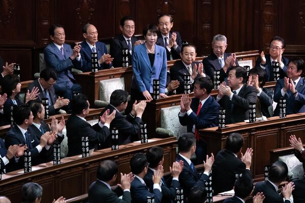La presidenta del Partido Liberal Democrático (PLD), Sanae Takaichi, fue elegida primera ministra de Japón por miembros de la Cámara Baja del Parlamento, en Tokio, el 21 de octubre de 2025. Takaichi se convirtió en la primera mujer primera ministra del país, después de que el partido decidiera formar un Gobierno de coalición con el Partido de la Innovación de Japón, poniendo fin a su alianza con Komeito, antiguo socio minoritario de la coalición del PLD. La presidenta del Partido Liberal Democrático (PLD), Sanae Takaichi, fue elegida primera ministra de Japón por miembros de la Cámara Baja del Parlamento, en Tokio, el 21 de octubre de 2025. Takaichi se convirtió en la primera mujer primera ministra del país, después de que el partido decidiera formar un Gobierno de coalición con el Partido de la Innovación de Japón, poniendo fin a su alianza con Komeito, antiguo socio minoritario de la coalición del PLD. - Sputnik Mundo