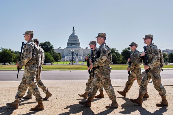 Soldados armados de la Guardia Nacional de Virginia Occidental patrullan el centro comercial cerca del Capitolio en Washington, como parte de la orden del presidente de EEUU, Donald Trump, que impone medidas de aplicación de la ley federal en la capital del país, el 26 de agosto de 2025. Soldados armados de la Guardia Nacional de Virginia Occidental patrullan el centro comercial cerca del Capitolio en Washington, como parte de la orden del presidente de EEUU, Donald Trump, que impone medidas de aplicación de la ley federal en la capital del país, el 26 de agosto de 2025. - Sputnik Mundo