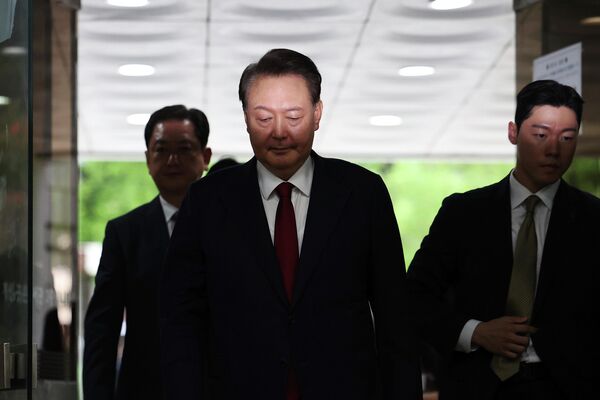 El expresidente surcoreano Yoon Suk-yeol llega a un tribunal para asistir a una audiencia para revisar su orden de arresto solicitada por fiscales especiales, en Seúl, Corea del Sur, el 9 de julio de 2025. El expresidente surcoreano Yoon Suk-yeol llega a un tribunal para asistir a una audiencia para revisar su orden de arresto solicitada por fiscales especiales, en Seúl, Corea del Sur, el 9 de julio de 2025. - Sputnik Mundo