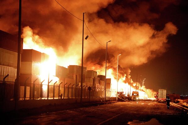 Los incendios han arrasado Irán desde que una poderosa explosión sacudió puerto de Shahid Rajaee, al suroeste de la ciudad iraní de Bandar Abás, el 27 de abril de 2025. La explosión mató a más de 40 personas e hirió a más de 1.000. Los incendios han arrasado Irán desde que una poderosa explosión sacudió puerto de Shahid Rajaee, al suroeste de la ciudad iraní de Bandar Abás, el 27 de abril de 2025. La explosión mató a más de 40 personas e hirió a más de 1.000. - Sputnik Mundo