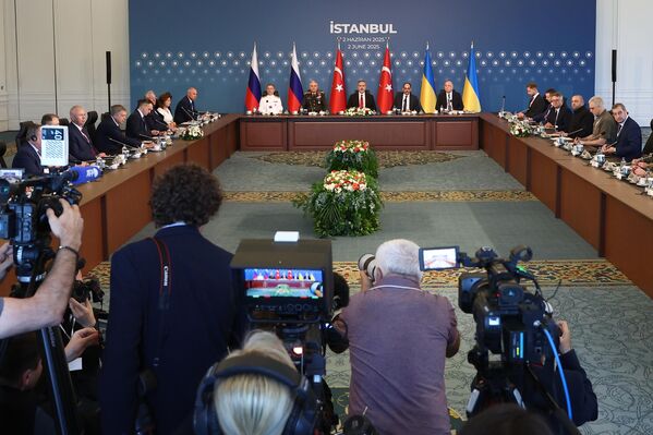 Negociaciones directas entre las delegaciones de Rusia y Ucrania en el Palacio Ciragan en Estambul, Turquía. Negociaciones directas entre las delegaciones de Rusia y Ucrania en el Palacio Ciragan en Estambul, Turquía. - Sputnik Mundo