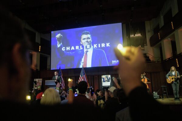 Las personas sostienen velas y cantan durante una vigilia conmemorativa y de oración por Charlie Kirk, activista político estadounidense, en el Centro Conmemorativo John F. Kennedy para las Artes Escénicas, Washington D. C., el 14 de septiembre de 2025. Las personas sostienen velas y cantan durante una vigilia conmemorativa y de oración por Charlie Kirk, activista político estadounidense, en el Centro Conmemorativo John F. Kennedy para las Artes Escénicas, Washington D. C., el 14 de septiembre de 2025. - Sputnik Mundo