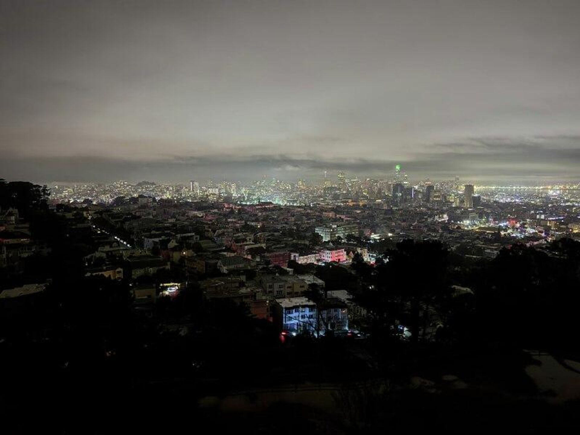 Apagón masivo en California: más de 130 - Sputnik Mundo, 1920, 21.12.2025