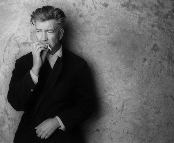 El cineasta, guionista y productor estadounidense David Lynch murió el 16 de enero a los 78 años, luego de que hace unos meses él mismo informara que padecía enfisema pulmonar a causa del tabaquismo.Dirigió cintas como Terciopelo Azul, Mulholland Drive, Corazón salvaje, Eraserhead y Dune. Además, dirigió la serie famosa Twin Peaks.El cineasta se hizo especialmente memorable por aparecer con frecuencia en sus propias películas, interpretando papeles secundarios que, pese a su brevedad, resultaban muy reconocibles. - Sputnik Mundo