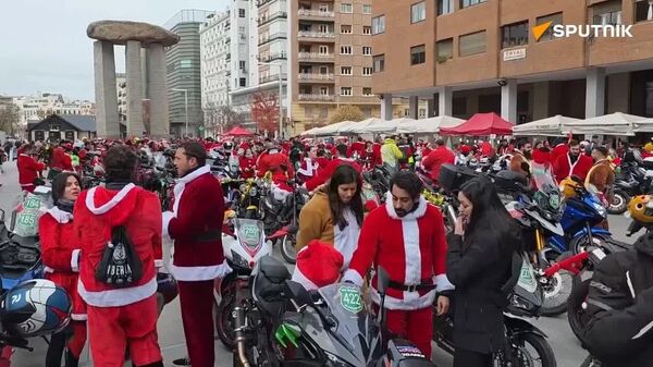 Cambiando trineo por moto: cientos de Papás Noel traen la Navidad solidaria a Madrid - Sputnik Mundo