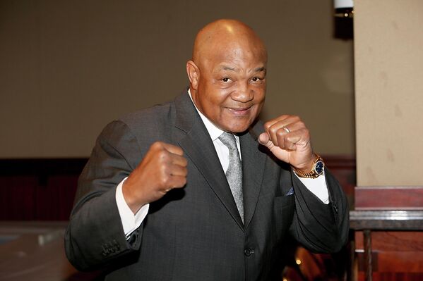 El gigante del boxeo, George Foreman, murió a los 76 años el 21 de marzo.Es recordado por protagonizar la pelea más famosa de todos los tiempos, un emblemático enfrentamiento contra Mohamed Alí, en 1974.Foreman ganó una medalla de oro olímpica en 1968, fue dos veces campeón de peso pesado y es miembro del Salón de la Fama. Tras su quinta pelea, a los 28 años, sorprendió el mundo al anunciar su retiro y comenzó una carrera como un predicador ordenado, en una iglesia de Texas. - Sputnik Mundo