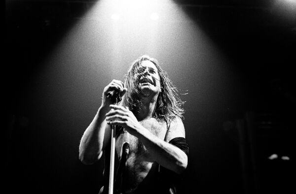 Ozzy Osbourne, icono del rock y figura fundadora del heavy metal, falleció el 22 de julio a los 76 años, apenas unos días después de haber lanzado su concierto de despedida, junto con su banda Black Sabbath.En 2020, Osbourne confirmó que había sido diagnosticado con un tipo de enfermedad de Parkinson. En los últimos años, su salud había registrado un deterioro importante. - Sputnik Mundo