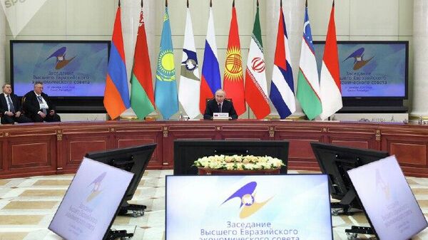 La Unión Económica Euroasiática se ha consolidado como un centro autosuficiente del emergente mundo multipolar, afirma Putin - Sputnik Mundo