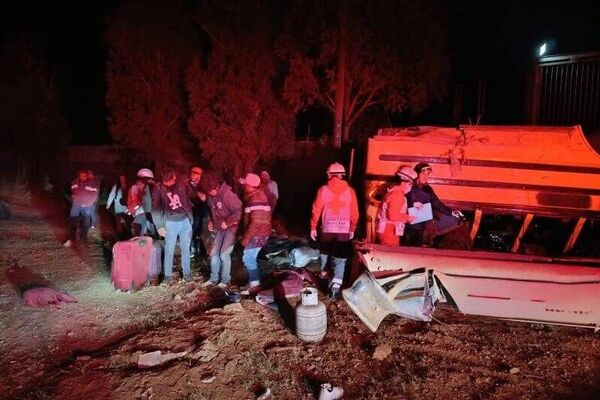 Camión con jornaleros vuelca en el centro de México y deja cinco muertos - Sputnik Mundo