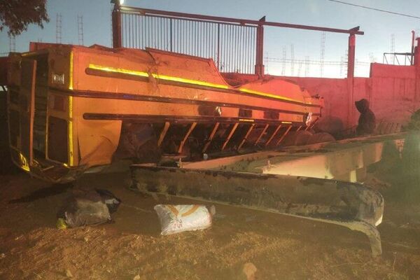 Camión con jornaleros vuelca en el centro de México y deja cinco muertos - Sputnik Mundo