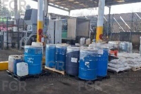 Fiscalía mexicana destruye tres toneladas de precursores químicos Fiscalía mexicana destruye tres toneladas de precursores químicos - Sputnik Mundo