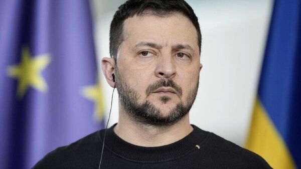 La élite ucraniana planea huir al extranjero tras el colapso de su poder, expone la inteligencia rusa - Sputnik Mundo