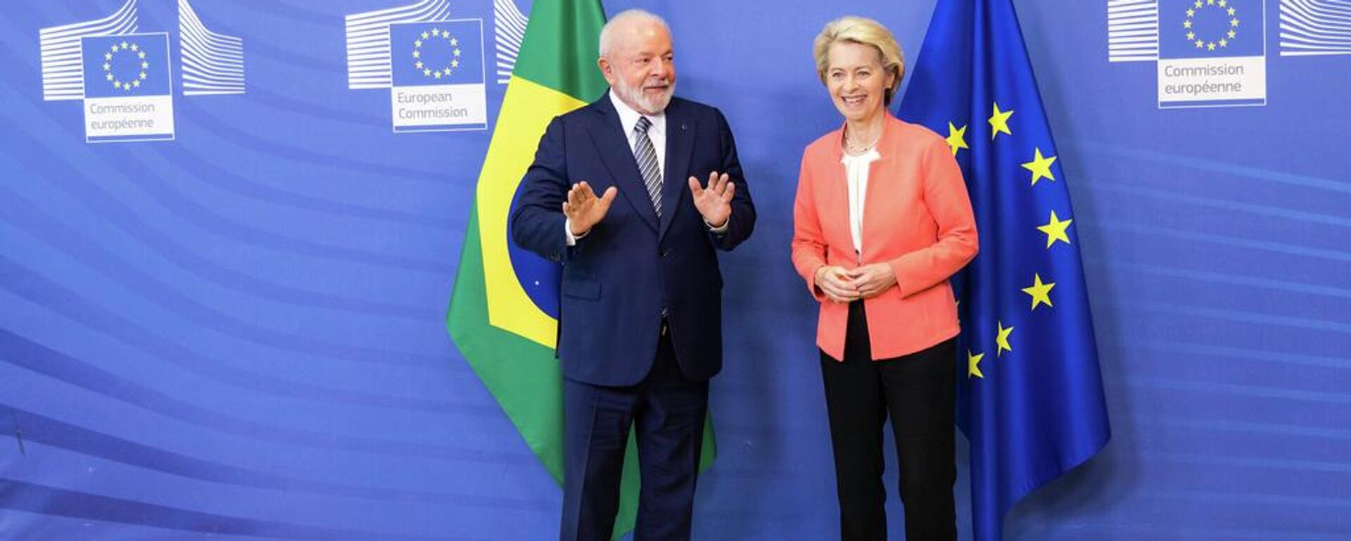 La presidenta de la Comisión Europea, Ursula von der Leyen, a la derecha, saluda al presidente de Brasil, Lula da Silva, antes de una reunión en la sede de la UE en Bruselas, el lunes 17 de julio de 2023.  - Sputnik Mundo, 1920, 17.01.2026