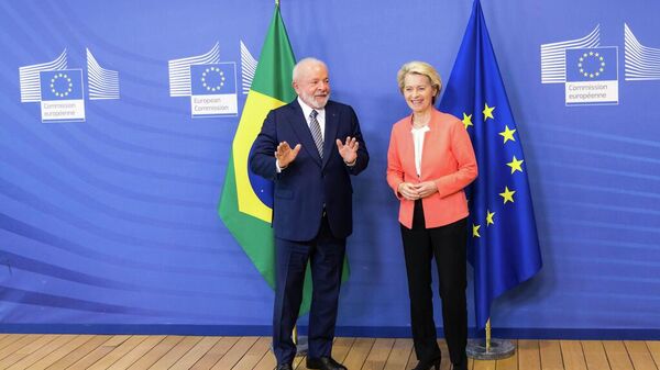 La presidenta de la Comisión Europea, Ursula von der Leyen, a la derecha, saluda al presidente de Brasil, Lula da Silva, antes de una reunión en la sede de la UE en Bruselas, el lunes 17 de julio de 2023.  - Sputnik Mundo
