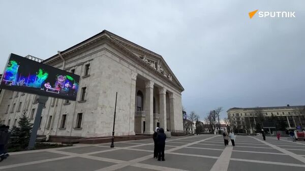 De los escombros a una nueva vida: un periodista italiano relata cómo el teatro de Mariúpol renace como un ave fénix - Sputnik Mundo