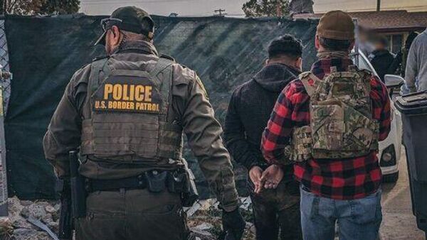 El Gobierno de EEUU triplica el incentivo ofrecido a los inmigrantes para que se autodeporten - Sputnik Mundo