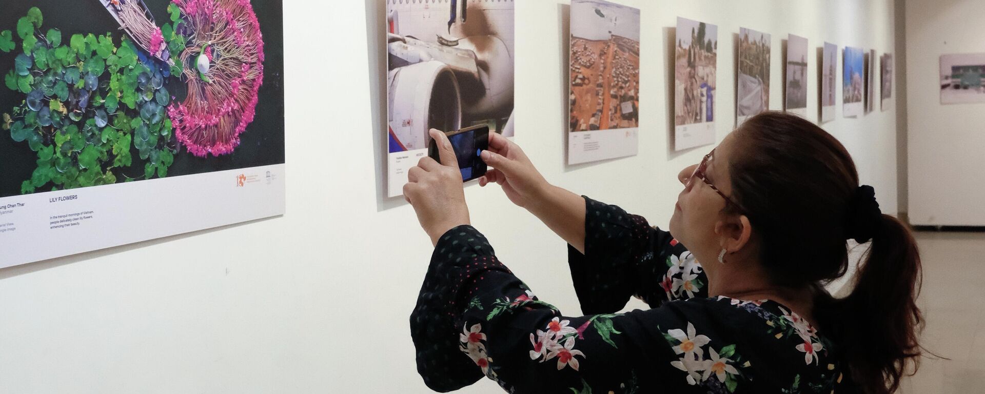 Una visitante en la apertura del Concurso Internacional de Periodismo Fotográfico Andréi Stenin - Sputnik Mundo, 1920, 23.12.2025