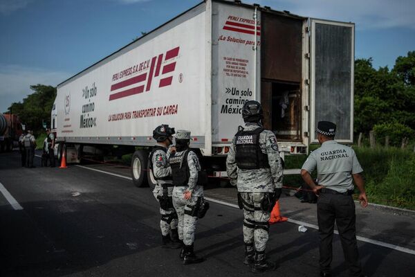 Miembros de la Guardia Nacional atienden una emergencia en una carretera de Veracruz, México - Sputnik Mundo