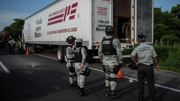 Miembros de la Guardia Nacional atienden una emergencia en una carretera de Veracruz, México - Sputnik Mundo