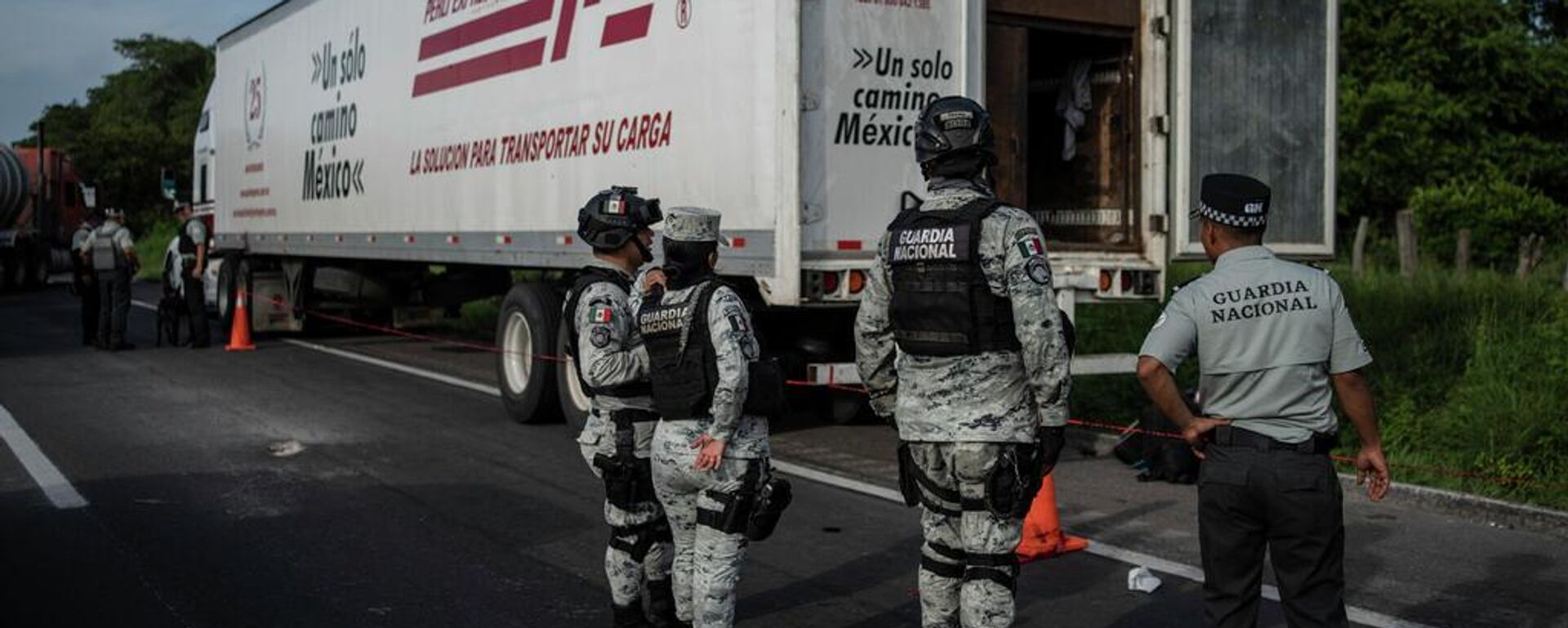 Miembros de la Guardia Nacional atienden una emergencia en una carretera de Veracruz, México - Sputnik Mundo, 1920, 26.12.2025