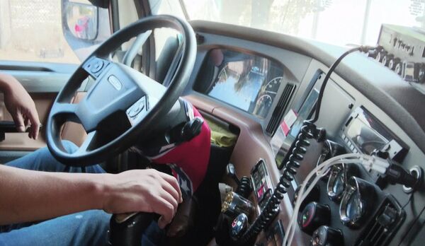 Vicente dentro de la cabina de manejo en su tráiler de un remolque. - Sputnik Mundo