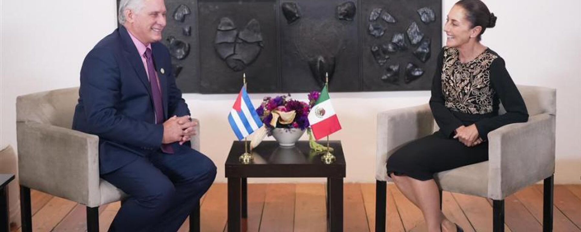 El presidente cubano, Miguel Díaz-Canel, se reúne con la presidenta mexicana, Claudia Sheinbaum, en Ciudad de México, en el marco de la investidura presidencial de la primera mandataria (imagen ilustrativa) - Sputnik Mundo, 1920, 24.12.2025