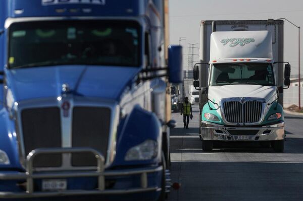 Camiones de carga en Ciudad Juárez, México - Sputnik Mundo