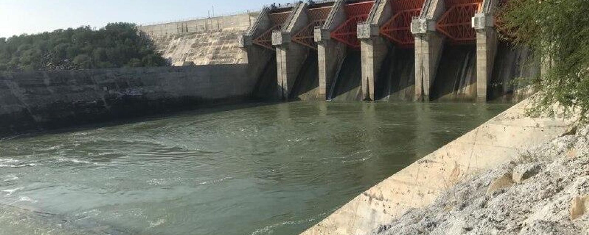 México comienza la entrega de agua a EEUU abriendo presa en Nuevo León - Sputnik Mundo, 1920, 24.12.2025