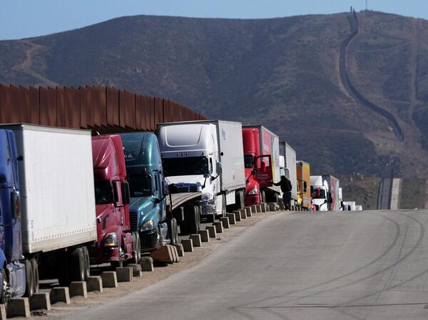Camiones de carga de México en la ciudad de Tijuana - Sputnik Mundo