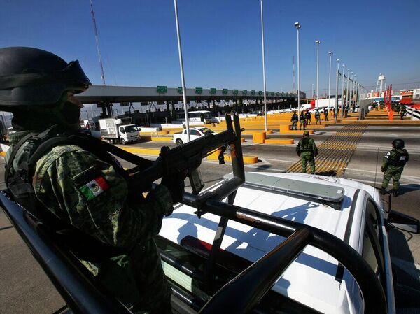 Miembros de la Guardia Nacional de México vigilan en la carretera México-Pachuca, en el centro del país - Sputnik Mundo
