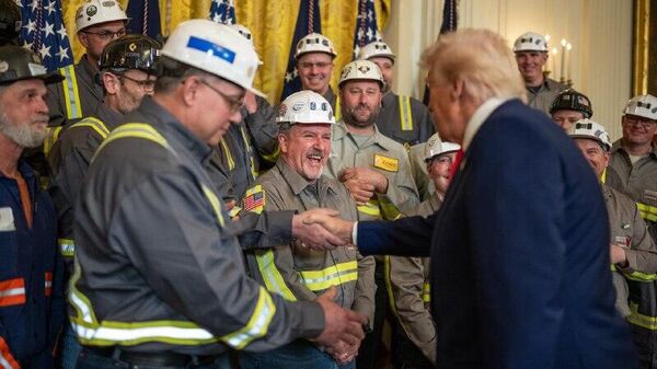 Justicia de EEUU da luz verde al arancel de $100 - Sputnik Mundo