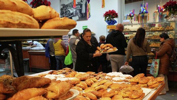 Personas comprando en una panadería en la Ciudad de México Personas comprando en una panadería en la Ciudad de México - Sputnik Mundo