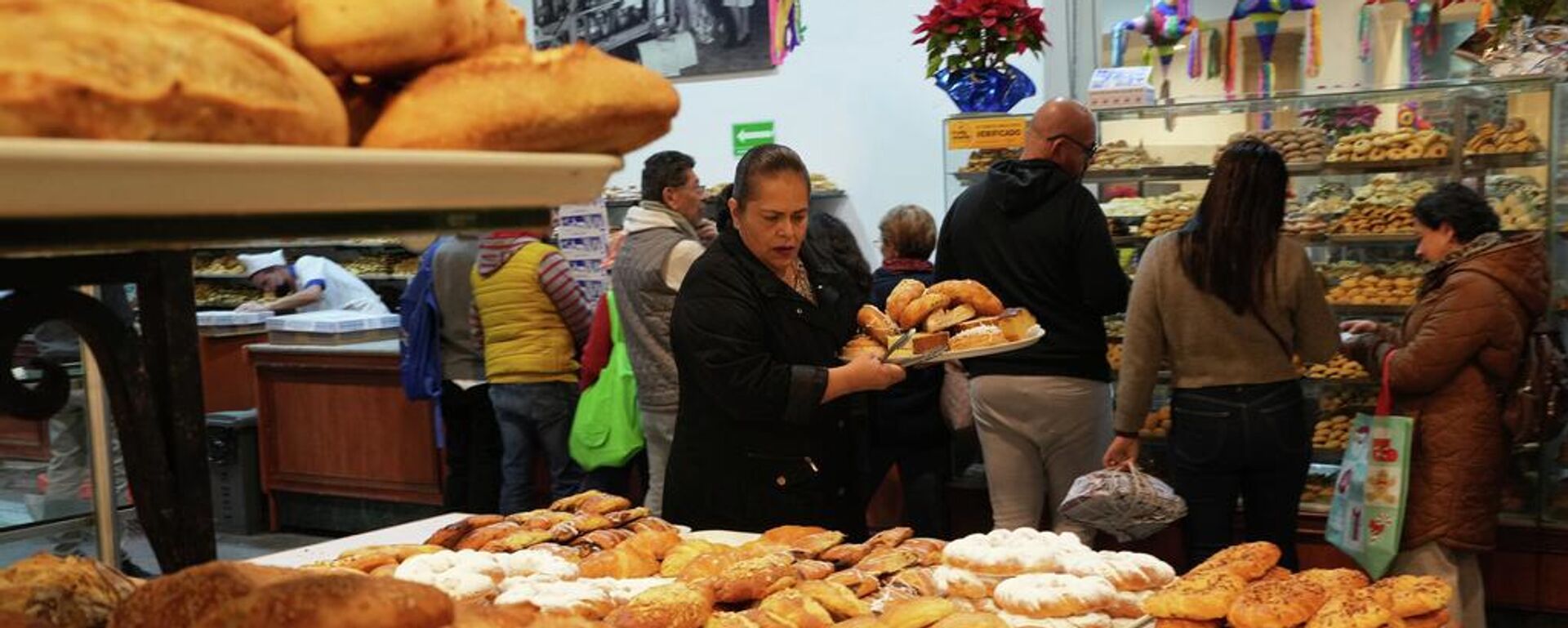 Personas comprando en una panadería en la Ciudad de México - Sputnik Mundo, 1920, 27.12.2025