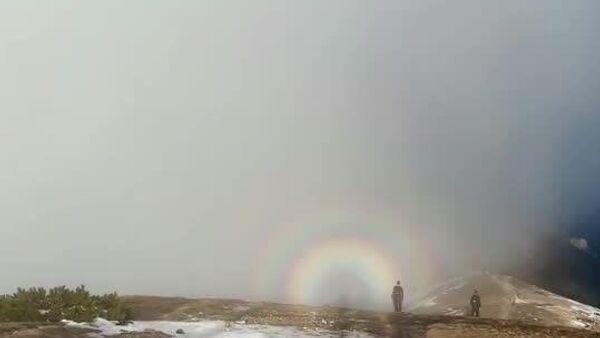 Cuando las montañas hacen magia: avistan un inusual arcoíris en los montes Tatra - Sputnik Mundo