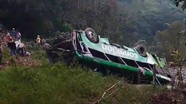 Hay al menos 10 muertos por un accidente de autobús al este de México - Sputnik Mundo