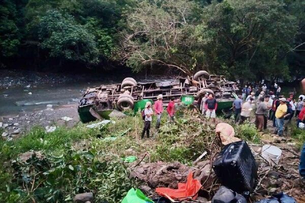 Hay al menos 10 muertos por un accidente de autobús al este de México - Sputnik Mundo