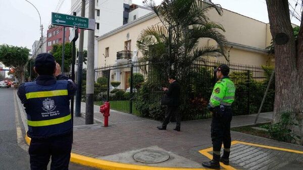 Perú refuerza la vigilancia en la Embajada de México en Lima para evitar la fuga de Betssy Chávez - Sputnik Mundo