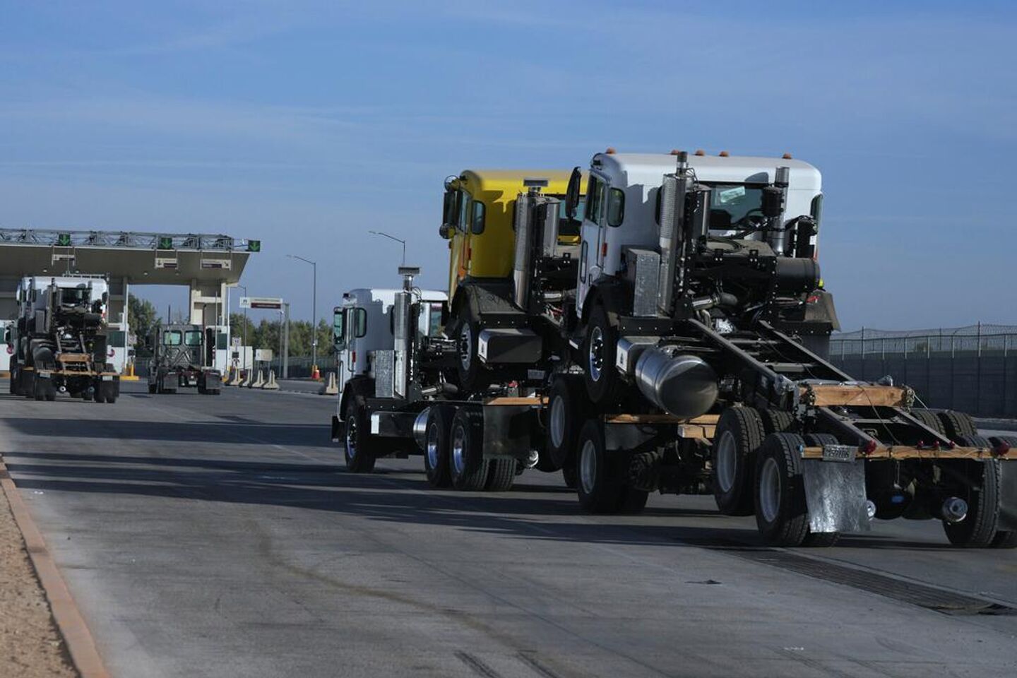 Camiones de carga en Mexicali, México - Sputnik Mundo