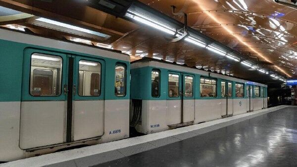 De acuerdo con publicaciones francesas, un hombre hirió con un cuchillo a tres mujeres que viajaban en el transporte público - Sputnik Mundo