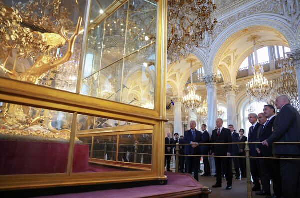 El presidente de Rusia, Vladímir Putin, el primer ministro de Armenia, Nikol Pashinián, el mandatario de Kirguistán, Sadir Zhapárov, el presidente de Kazajistán, Kasim-Yomart Tokáyev, y el dirigente de Bielorrusia, Alexandr Lukashenko, durante una visita guiada al Museo Estatal del Hermitage en el marco de la cumbre informal de la Comunidad de Estados Independientes en San Petersburgo. - Sputnik Mundo